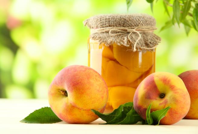 Pesche sciroppate: come preparare la classica conserva con la frutta di stagione Pesche sciroppate