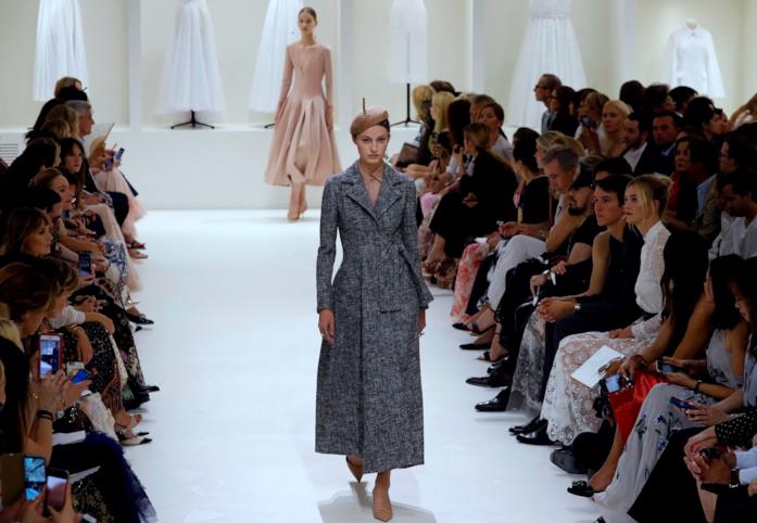 Un momento della sfillata di Dior alla Paris Fashion Week A/I 2018-2019 Gli abiti confezionati da Maria Grazia Chiuri per Dior