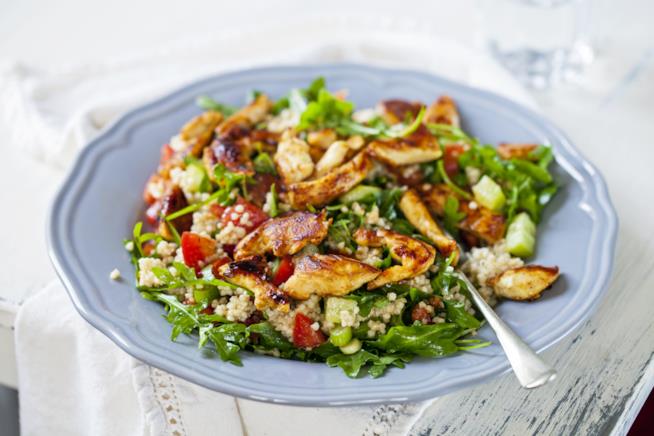 Quinoa con pollo, pomodorini e rucola Insalata di quinoa con pollo, pomodorini e rucola