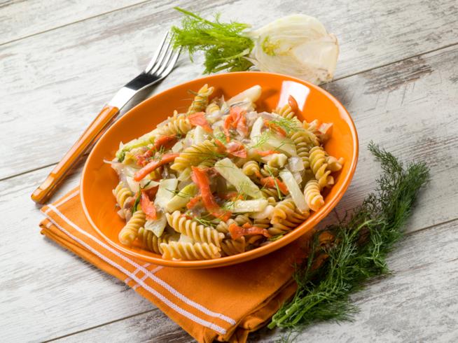 Pasta fredda con salmone affumicato e finocchi