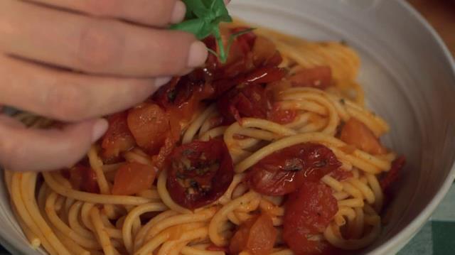 Spaghetti ai tre pomodori: la ricetta Primo piano di spaghetti ai tre pomodori