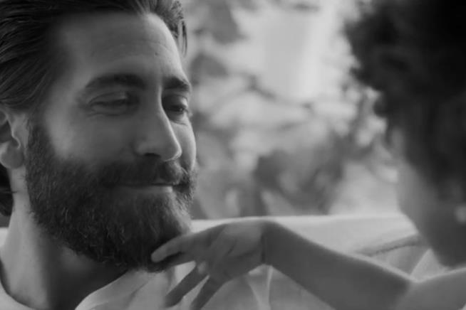 Jake Gyllenhaal nello spot per Eternity di Calvin Klein Un fermoimmagine di Jake Gyllenhaal che sorride ad una bambina nella pubblicità di Calvin Klein