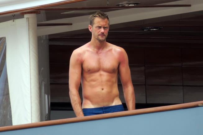Alexander Skarsgård è in vacanza in Italia Lo scatto rubato di Alexander Skarsgård in Italia