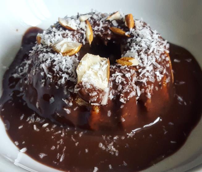 Ciambelline alla mela con salsa al cacao Dolcetto con salsa al cacao