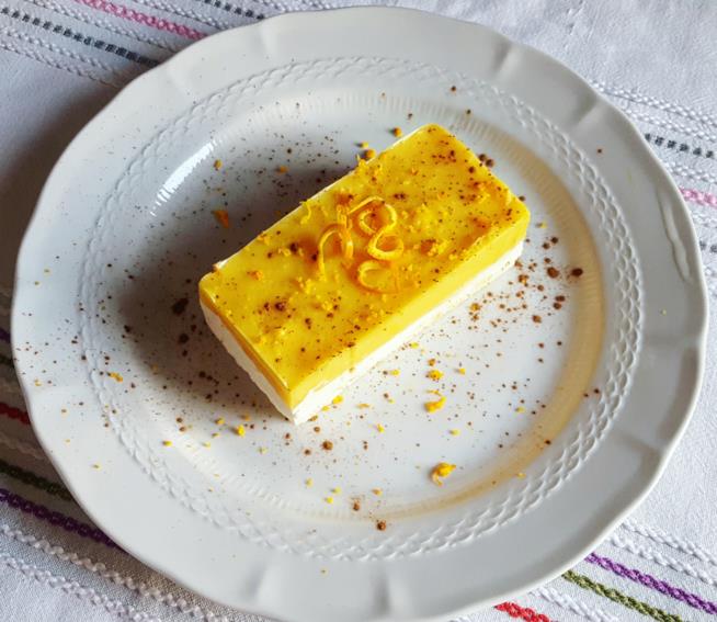 Dolcetto con crema di arancia Fetta di dolce con crema bicolore