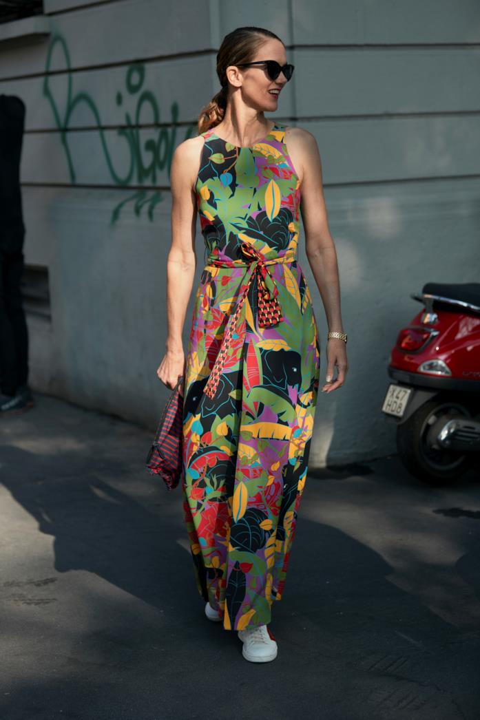 Street Fashion Milano Primavera/Estate 2019 Outfit con abito a stampa tropicale dallo Street Fashion Milano P/E 2019