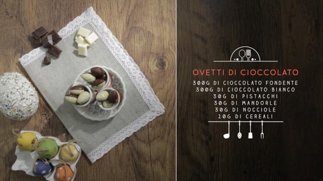 Ovetti di cioccolato fondente e di cioccolato bianco con frutta secca e cerali Ovetti di cioccolato