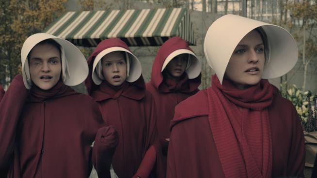 Una scena di The Handmaid's Tale Elisabeth Moss in The Handmaid's Tale