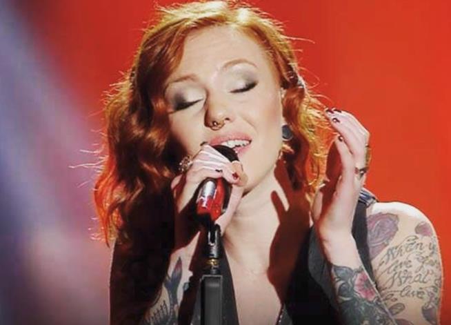 Eva è in gara col brano Cosa ti salverà come Nuova proposta di Sanremo 2018 L'esibizione di Eva a Sanremo 2018