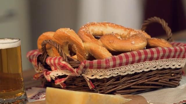 Giallo Zafferano e i Bretzel tedeschi ricoperti di fiocchi di sale Bretzel