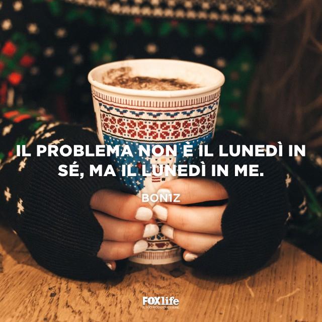 Frase Boniz Ragazza tiene tra le mani una tazza natalizia