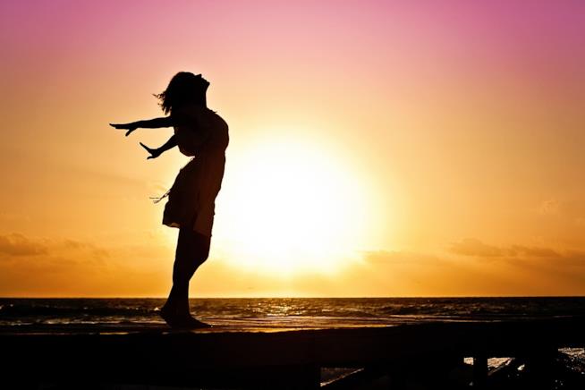 I motivi per cui essere donne single è bello: più libertà e felicità. Una donna al tramonto