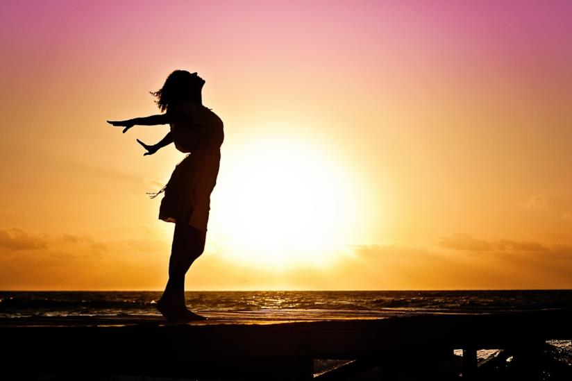 I motivi per cui essere donne single è bello: più libertà e felicità. Una donna al tramonto