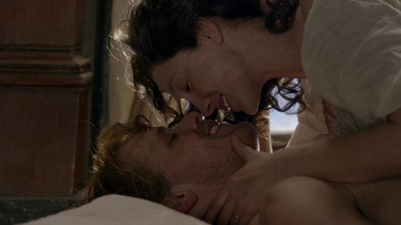 Claire e Jamie Claire e Jamie sorridenti prima di baciarsi