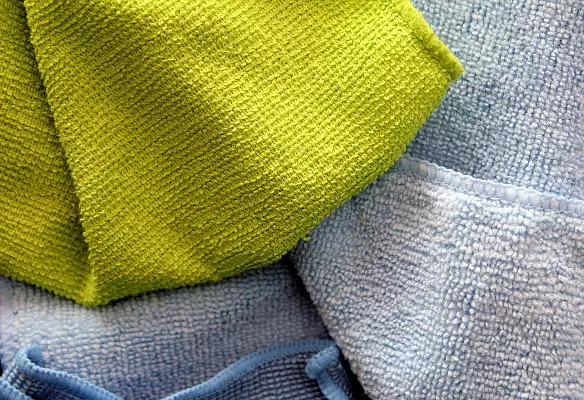 Pulire il vetro del forno con dei panni Panni in microfibra