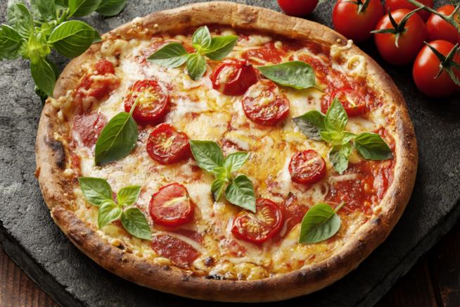 Ricetta della pizza al basilico fresco, pomodori pachino e mozzarella di bufala Pizza al basilico, pachino e mozzarella di bufala