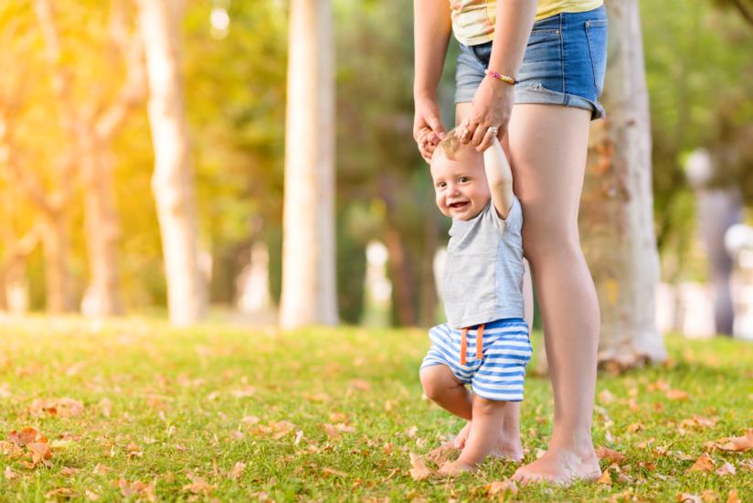 Camminare scalzi comporta innumerevoli benefici per i bambini di ogni età I bambini che camminano scalzi sono più sani e i perché sono innumerevoli