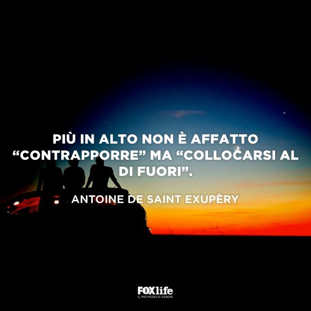 Frase sul contrapporre Ragazzi osservano il tramonto seduti sul cofano di una macchina
