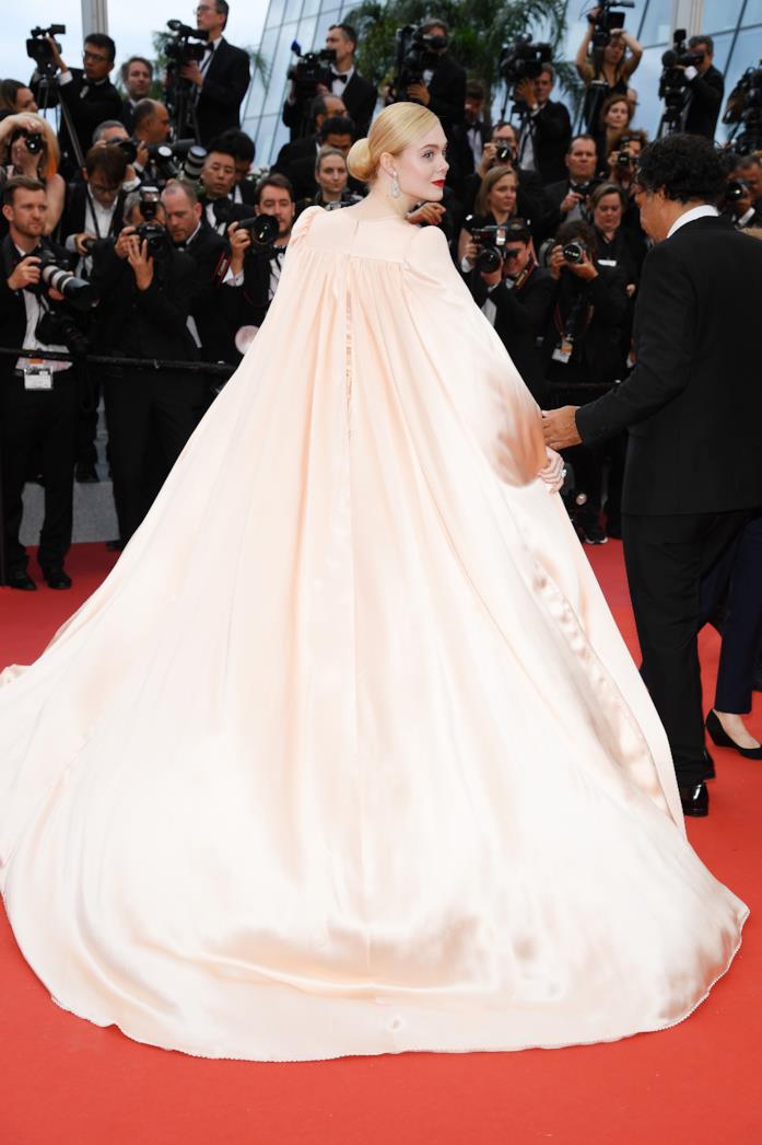 Elle Fanning Elle Fanning e il retro dell'abito a Cannes