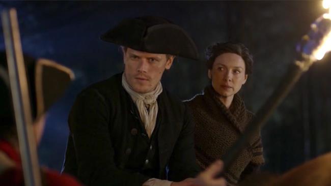 Un video in anteprima esclusiva di Outlander 4 Claire guarda Jamie spaventata mentre parlano con le giubbe rosse