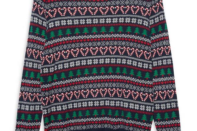 Un maglione con motivi natalizi Un maglione natalizio a motivi nordici