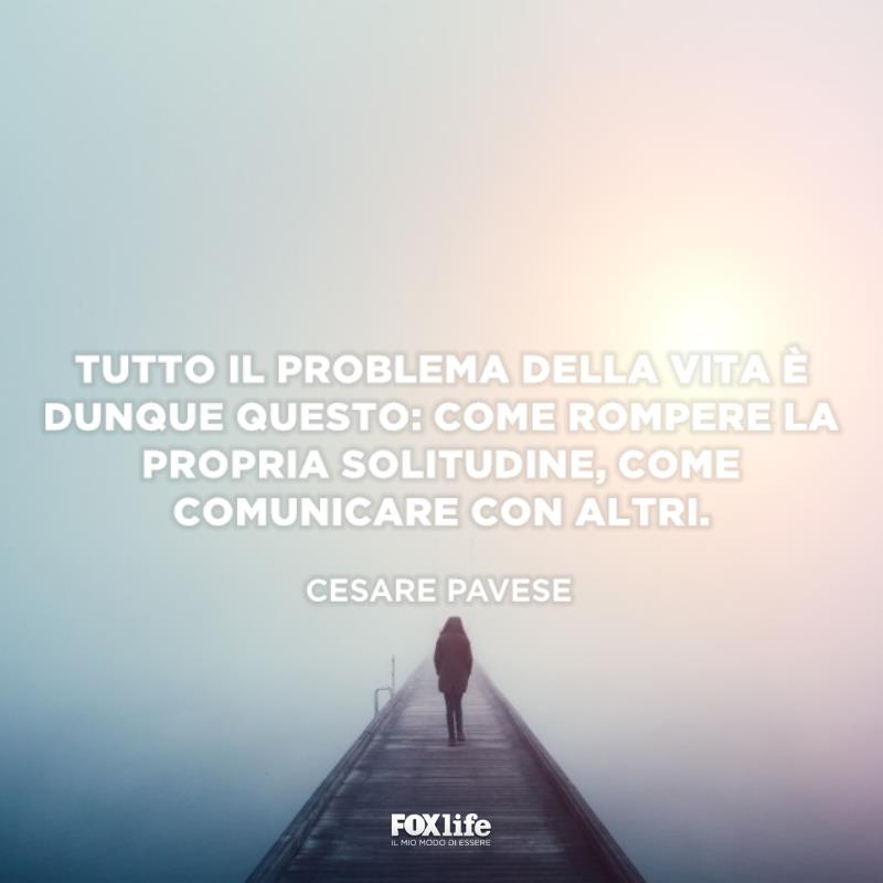 Frase solitudine Ragazza sola su un pontile