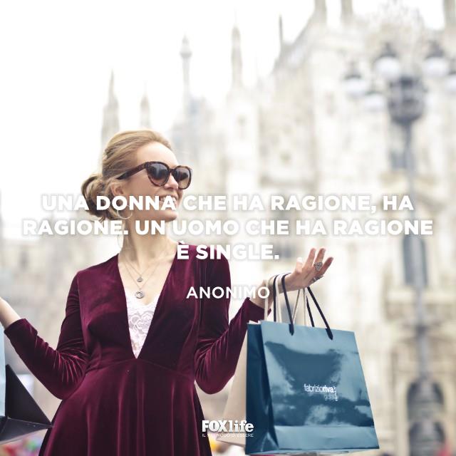 Frase sulle donne e gli uomini Donna che fa shopping