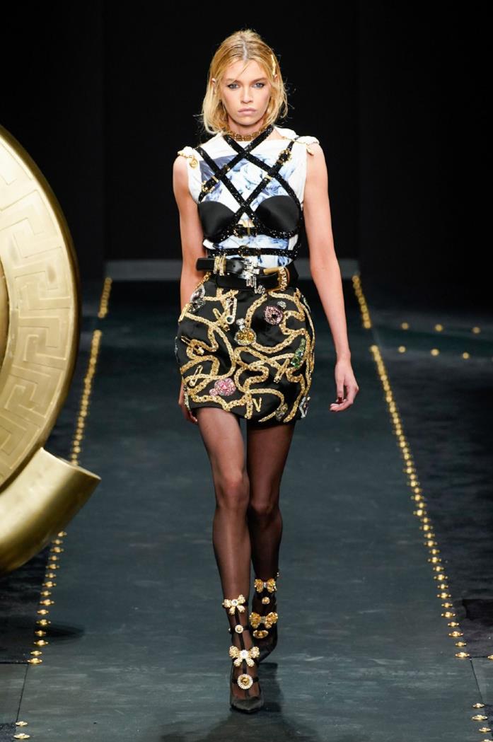 Nero e oro anche su scarpe, corpetto e minigonna Un look Versace appena visto in passerella
