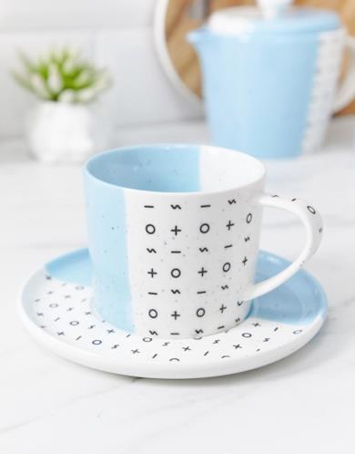 Tazza da tè e piattino blu