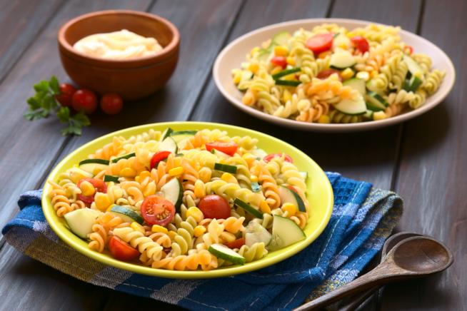 Ricetta insalata di fusilli con pachino, cetrioli, cipollotto e chicchi di mais Insalata di fusilli con pachino, cetrioli, cipollotto e mais