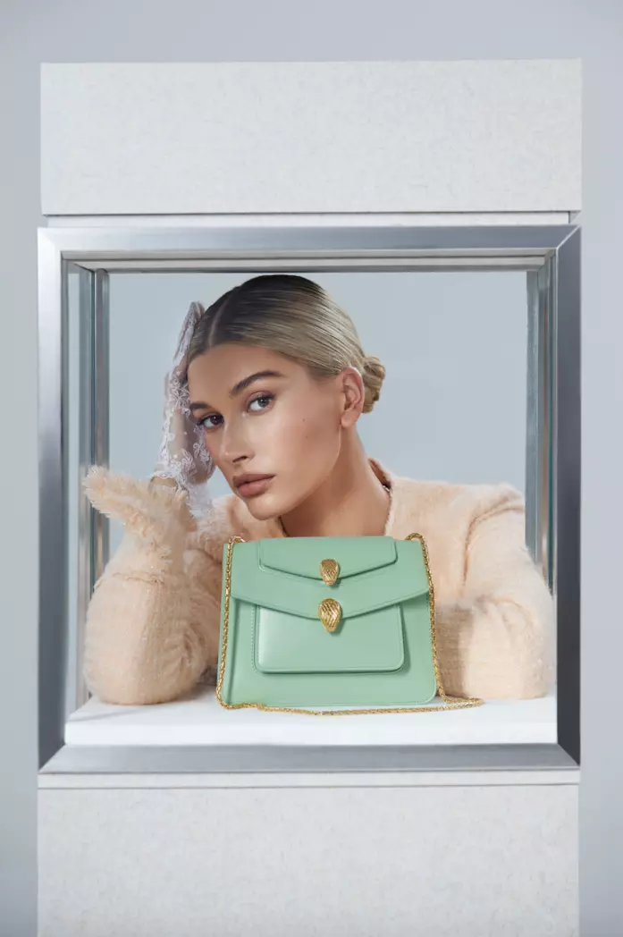 Haley Bieber con la Serpenti Forever Bag di Alexander Wang per Bvlgari Haley Bieber posa con la Serpenti Forever Bag di Alexander Wang per Bvlgari