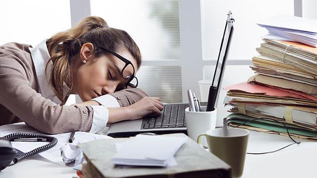 Ragazza dorme al lavoro Ragazza dorme al lavoro in ufficio