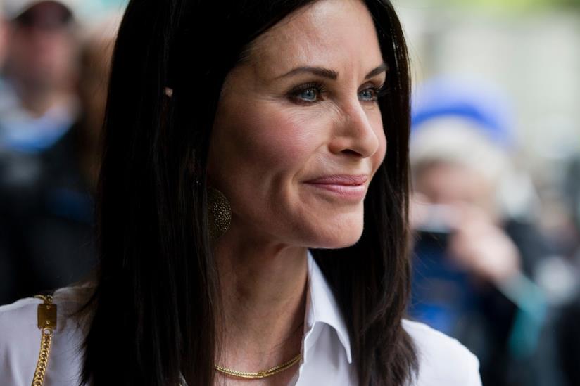 Courteney Cox sceglie il taglio shag per il suo nuovo look Primo piano Courteney Cox