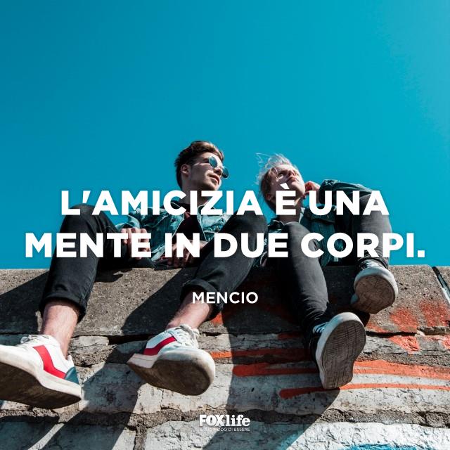 Citazione Mencio Amici seduti su un muretto