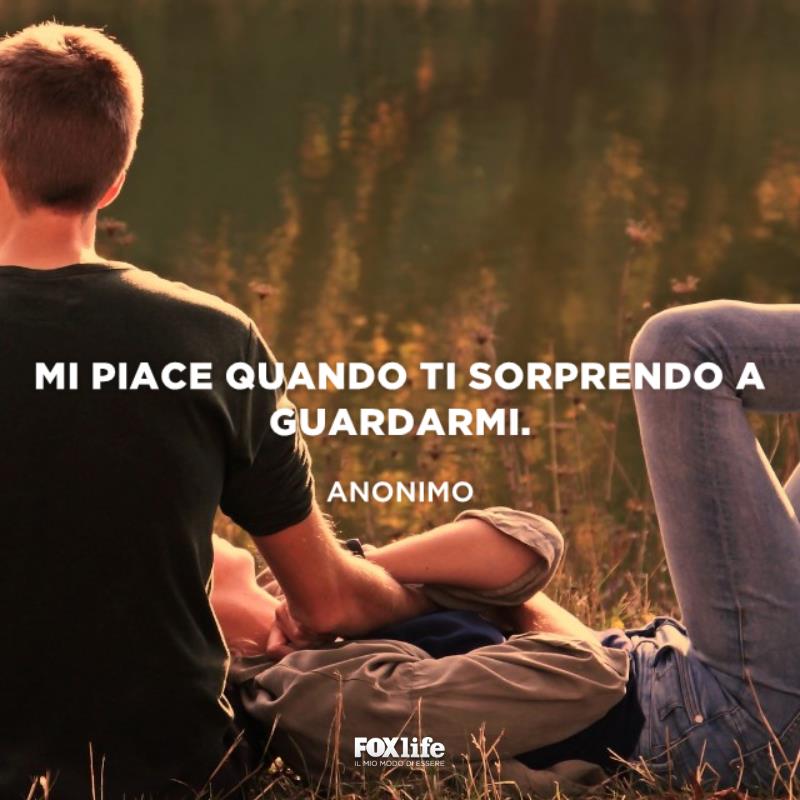 Frase di coppia Ragazza sdraiata sul prato con il fidanzato