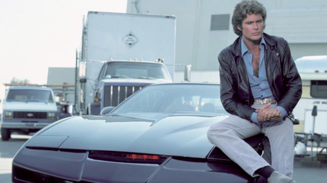 Il reboot di Supercar sempre più concreto David Hasselhoff seduto su KITT in Supercar