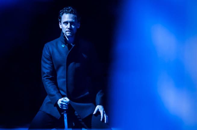 Tom Hiddleston è Amleto a teatro, tutte le foto Tom Hiddleston nei panni di Amleto