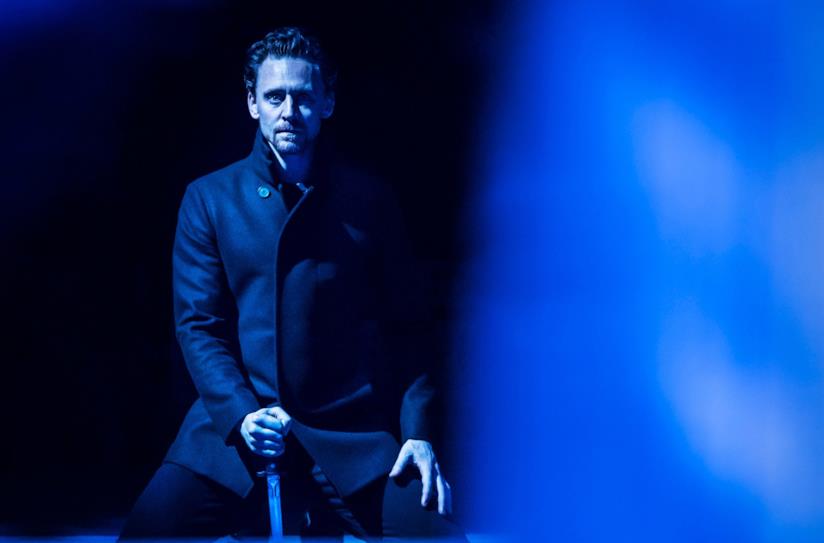 Tom Hiddleston è Amleto a teatro, tutte le foto Tom Hiddleston nei panni di Amleto