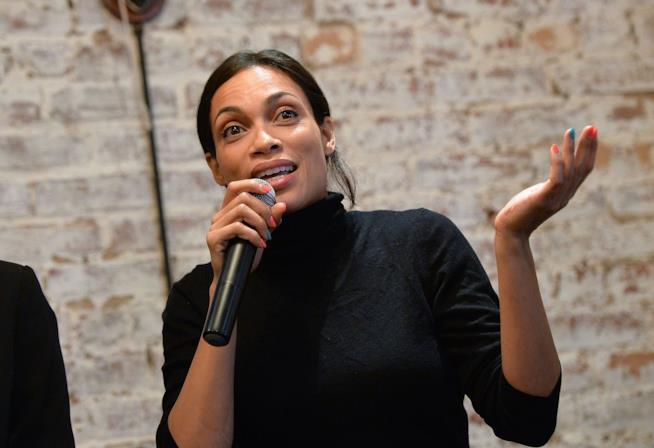 Rosario Dawson si unisce al progetto della docu-serie di Shonda Rhimes e Jesse Williams Rosario Dawson mentre parla a una conferenza