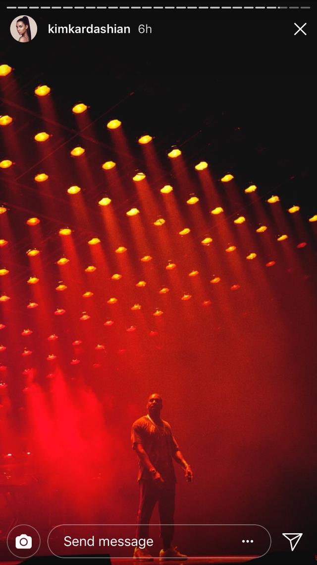 Kim Kardashian accusa Yves Saint Laurent di aver copiato Kanye West Kanye West sul palco