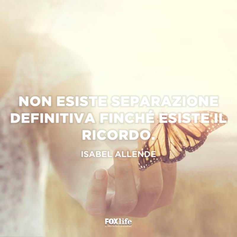 Frase sul ricordo Ragazza con una farfalla tra le dita