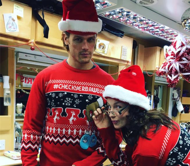 I due protagonisti di Outlander indossano dei maglioni di Natale per beneficienza Sam Heughan e Caitriona Balfe indossano dei maglioni di Natale