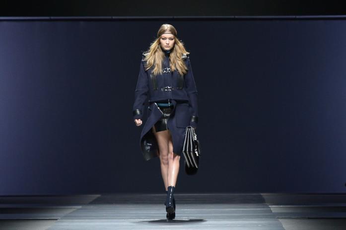 Gigi Hadid Versace Gigi Hadid mentre sfila per Versace