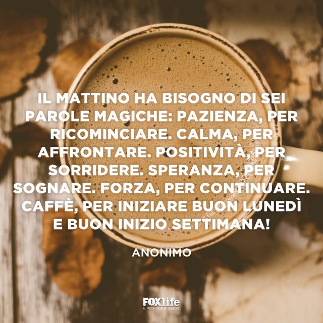 Frase sul lunedì anonima Tazza di cappuccino in primo piano