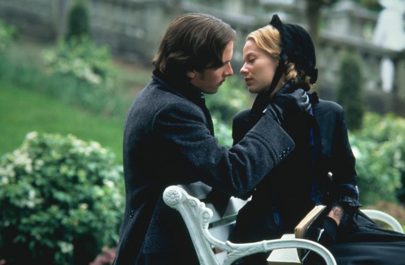 5 motivi per leggere oggi Piccole Donne Le sorelle March accanto al camino