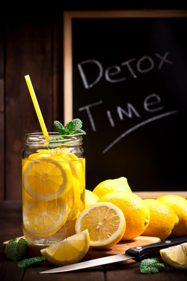 È tempo di detox con acqua, limone e menta per eliminare le scorie dal nostro organismo Un bicchiere di acqua, limone e menta per il detox