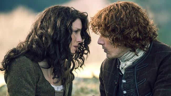 Le musiche di Outlander 3 Claire e Jamie si guardano affranti