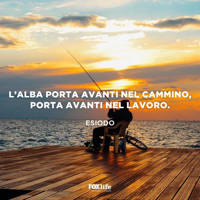 Frase Esiodo Pescatore su un pontile