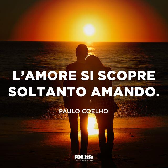 L'amore si scopre amando Coppia abbracciata guarda il tramonto