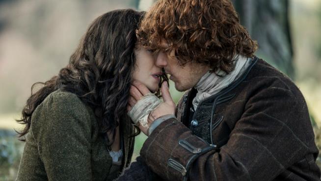 Caitriona Balfe vorrebbe più scene di sesso in Outlander Claire e Jaime si baciano in una scena di Outlander